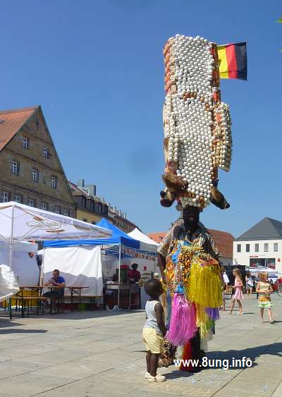 ☼ Bild des Tages: Eiermann auf dem Afrika-Festival | Kulturmagazin 8ung.info