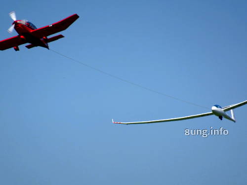 Segelflugzeug wird hochgezogen