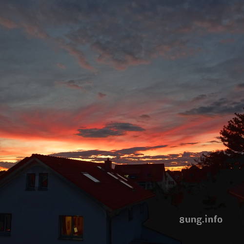 roter, gelber, grauer Sonnenuntergang