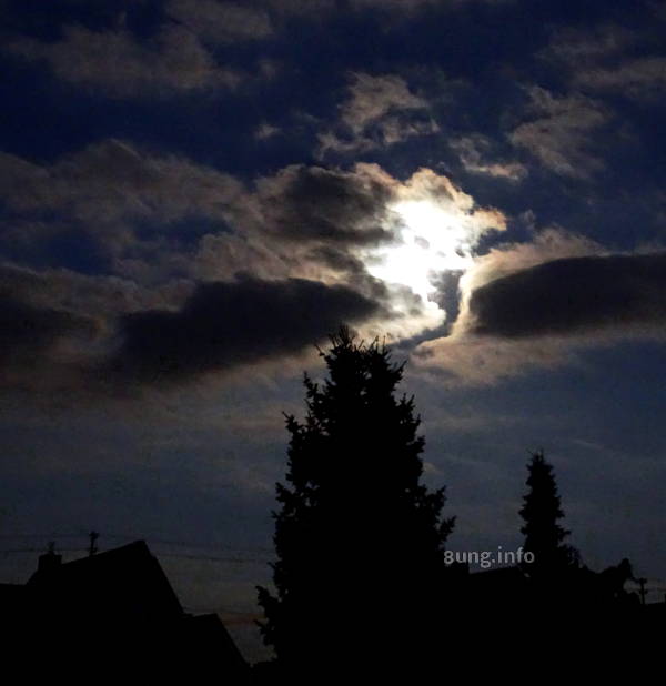 Vollmond zwischen Wolken