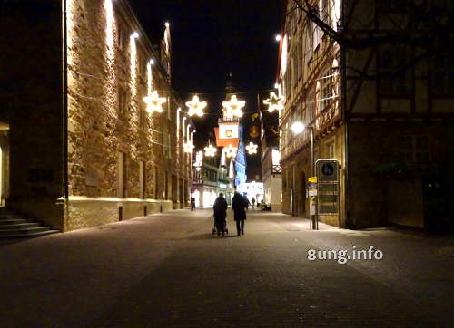 Weihnachtliche Beleuchtung - Strasse bei Nacht