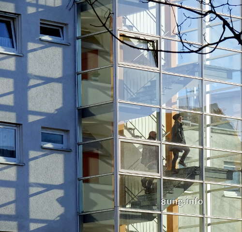 treppenhaus aus Glas, Leute gehen hoch