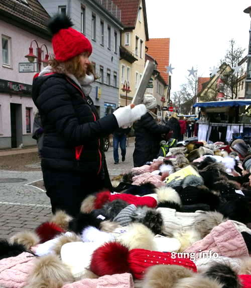 Anprobe rote Mütze auf dem Krämermarkt