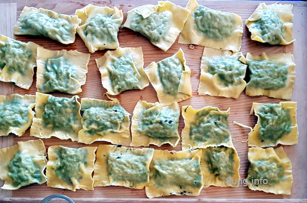 Maultaschen zum Abkühglen auf dem Brett