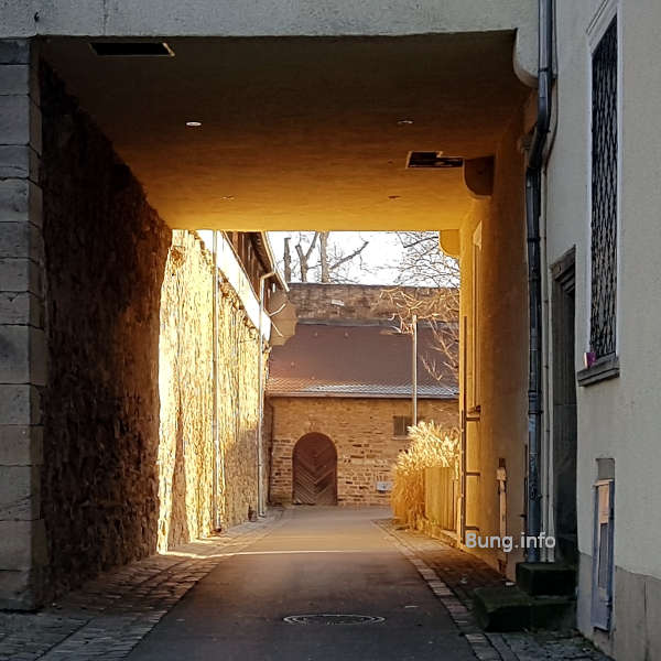 Wetterprognose Mai 2020: Blick durch den Torbogen in den sonnigen Hof