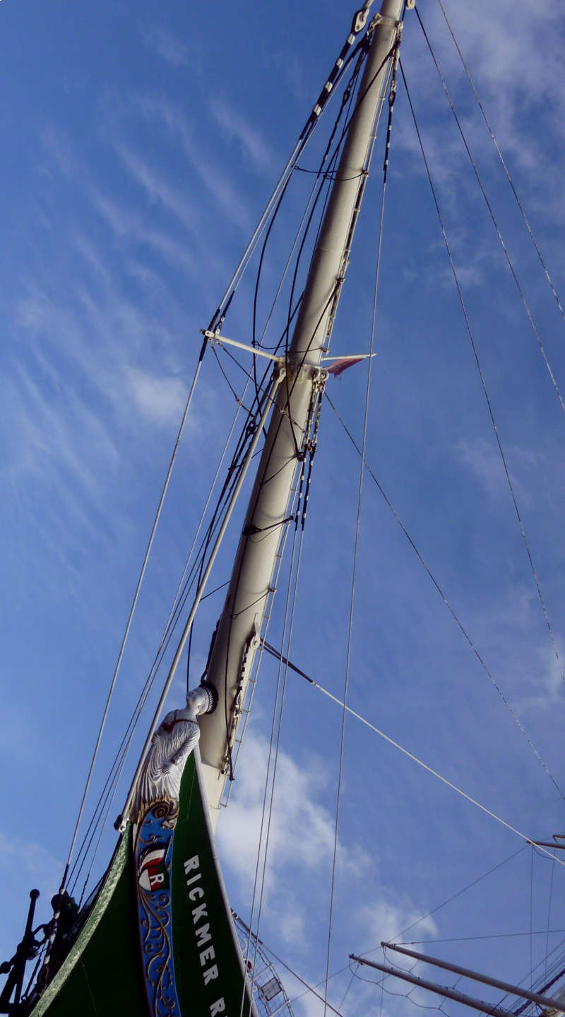 Gallionsfigur am Mast eines Segelschiffes
