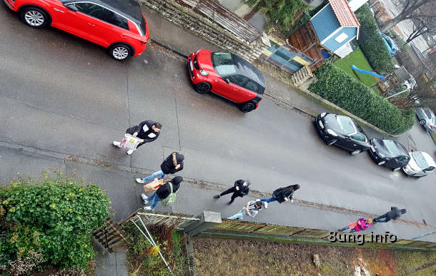 Wetter im Dezember - Schüler auf dem Schulweg