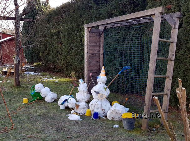 Schneemänner auf grünem Rasen