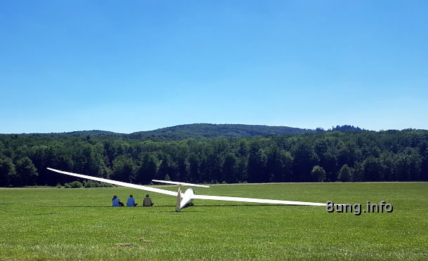 Segelflugzeug am Boden