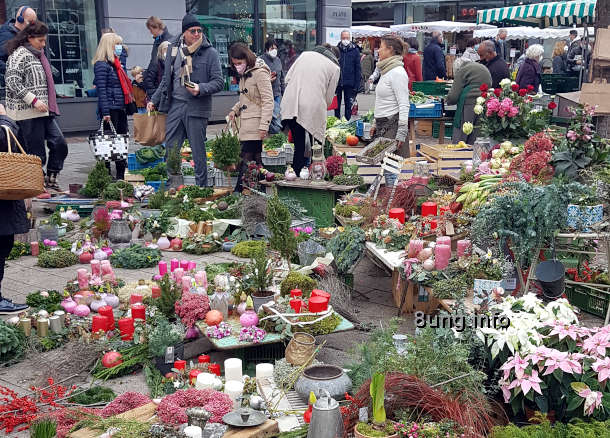 Blumenstand auf dem Markt zum 1. Advent