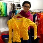 gelbe Strickjacke, Designerin