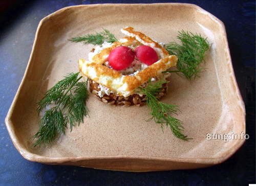 Fertige Frischkäsecreme auf einem Stück Vollkornbrot, dekoriert mit Dill