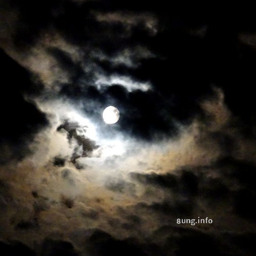 Vollmond mit Wolken