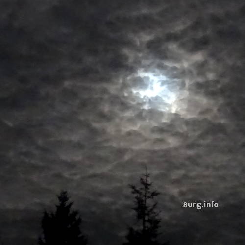 Super-Vollmond hinter Wolken